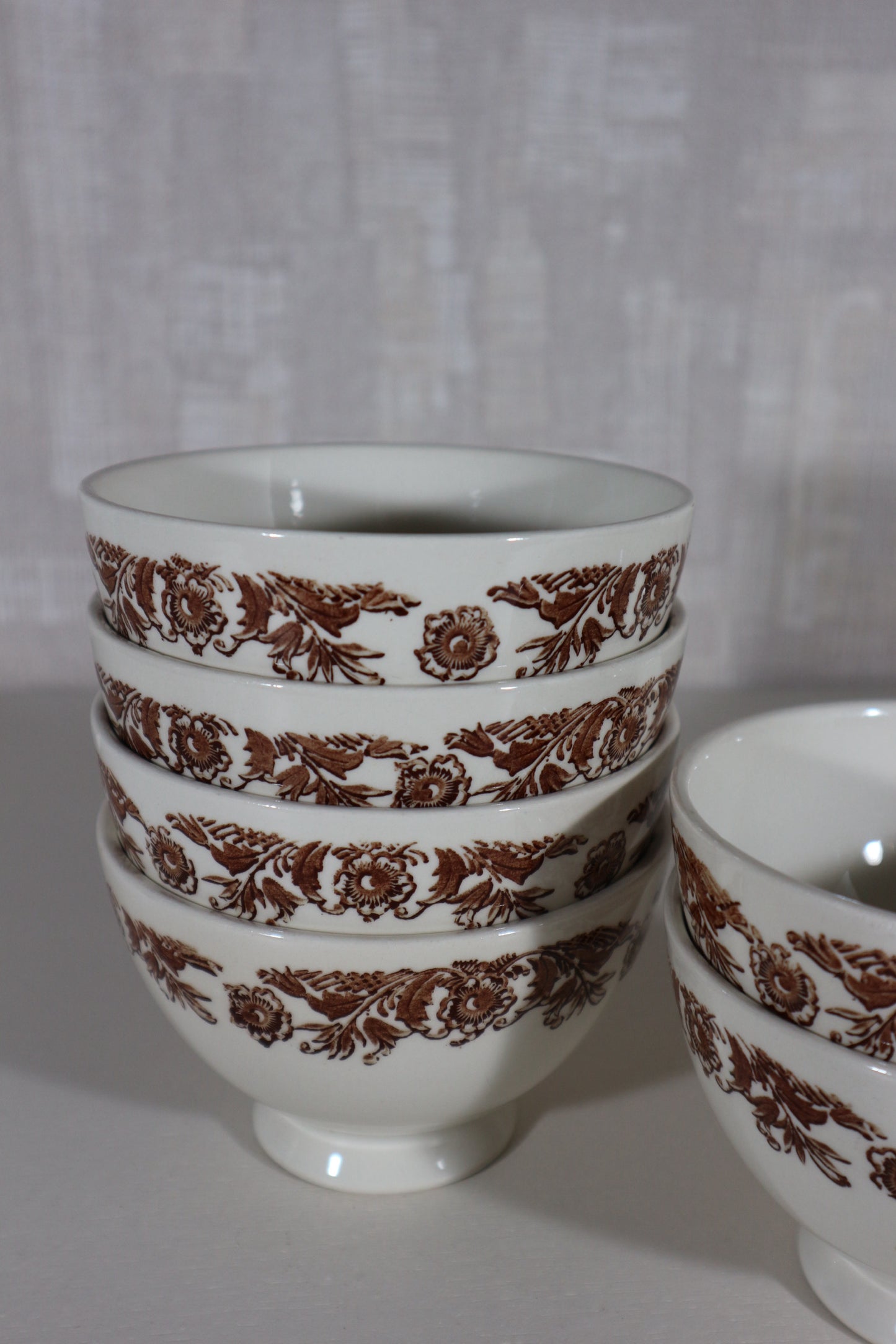 Kommetjes bruine bloemen