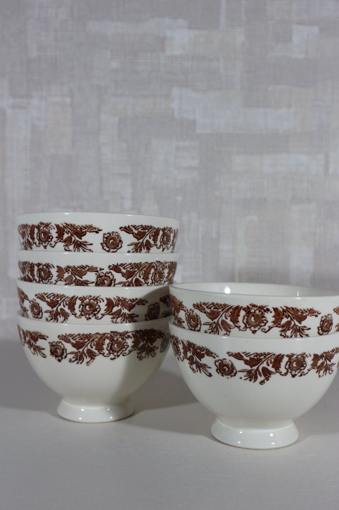 Kommetjes bruine bloemen