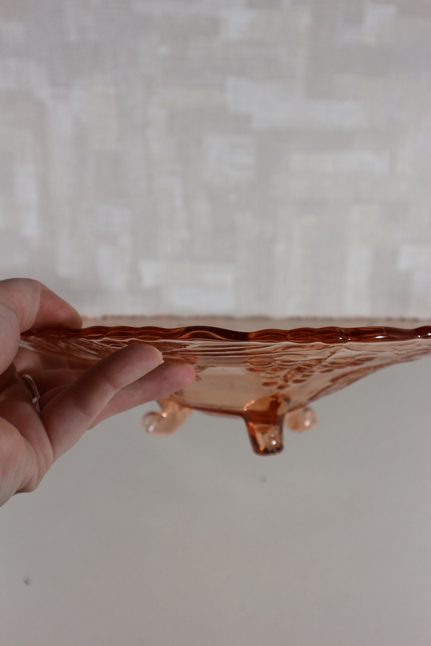 Schaal op voetje roze persglas