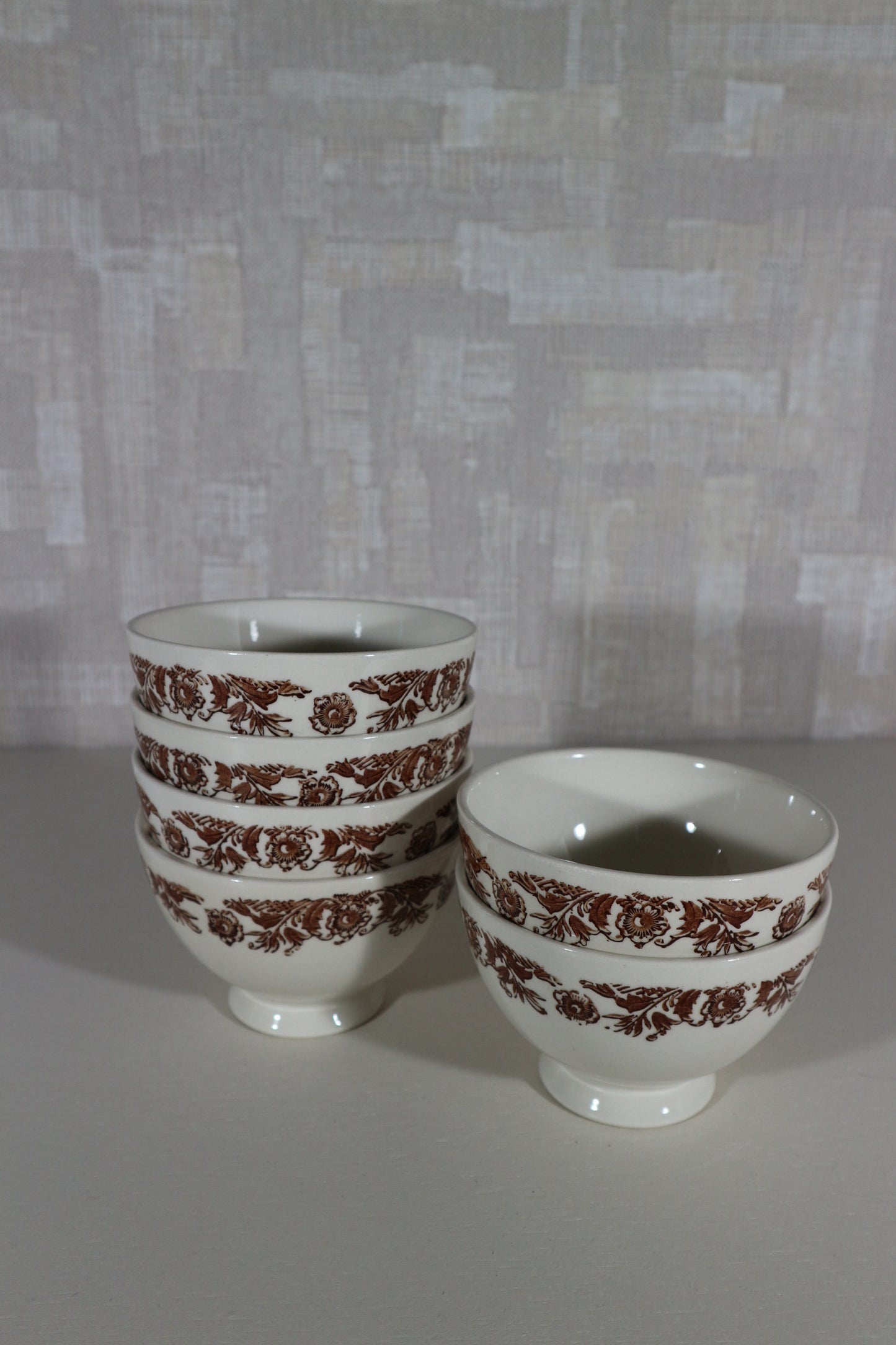 Kommetjes bruine bloemen